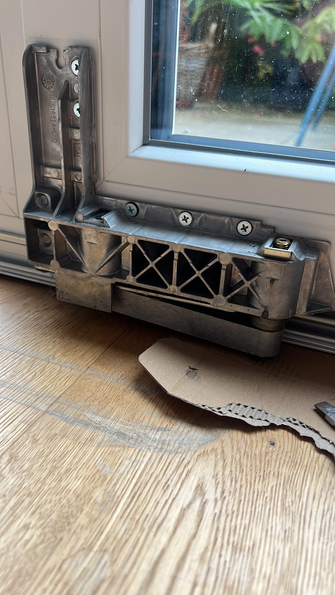 Detail eines Fensterbeschlags bei der Wartung